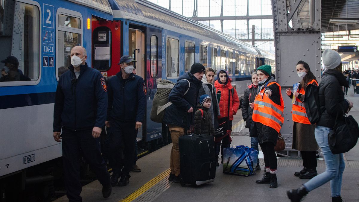 FOTO: Dobrovolníci na nádraží pomáhají ukrajinským uprchlíkům